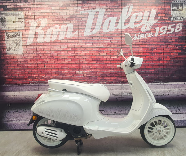 Vespa Sprint 125   White 2025  Full UK Delivery Available.